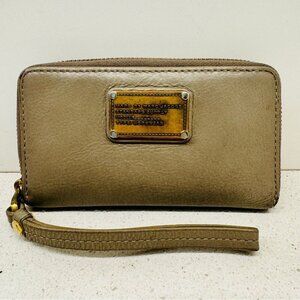 Marc by Marc Jacobs Wristlet Wallet Cell Phone Coin Tan Leather Full Zip Closure